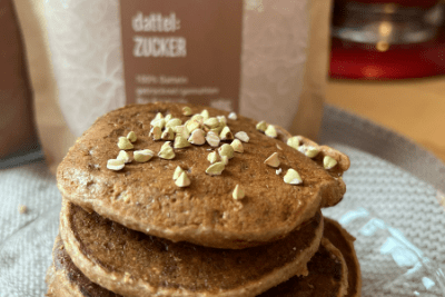 Proteinreiches Pancake Rezept mit der Süße aus Datteln, für ein nahrhaftes und gesundes Frühstück oder Dessert.