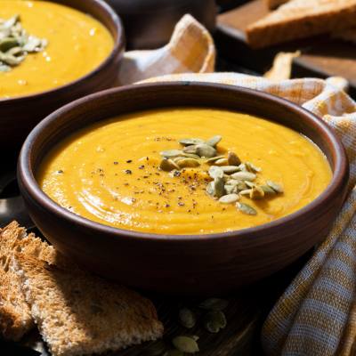 Cremige Kürbissuppe mit Kokosmilch und gerösteten Kernen