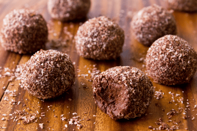 Der gesunde choco:MAGIC Bliss Balls Energie-Snack erfreut alle Naschkatzen mit Süße aus Datteln und Rosinen und versorgt mit dem besonderen Nährstoffplus für Zellreinigung.