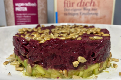 Das vegan-redbeet:PROTEIN Tatar ist ein kulinarisches Highlight und begeistert mit Beauty Nährstoffen für die natürliche Schönheit.