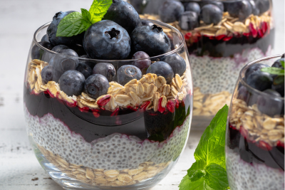 Fruchtiger Chiapudding mit Heidelbeerpüree für deinen Genuss mit natural:BEAUTY Nährstoffen. 