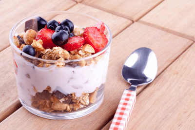 natural:BEAUTY Joghurt mit knusprigem Granola - ein Hochgenuss mit dem nachhaltig wirkenden Beauty-Nährstoffplus.