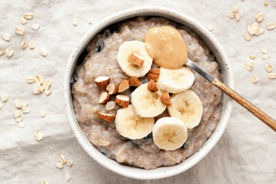 Ein super leckeres Porridge mit herrlichem Erdnussgeschmack und dem besonderen Nährstoffplus aus choco:MAGIC für Zellreinigung.