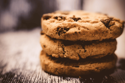 Die cremige Textur der Kichererbsen verbindet sich harmonisch mit Erdnussmus, dattel:ZUCKER, choco:MAGIC und Hafermilch - genieße die Cookies und tue dabei deiner Gesundheit etwas Gutes!