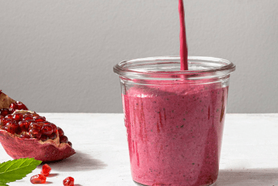 Dieser Beauty Smoothie mit Granatapfelsaft und beauty:STAR Kollagen & Hyaluron ist natürliches Anti-Aging pur.