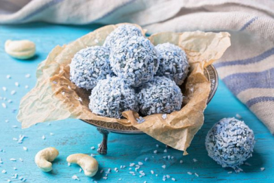 green:ANGEL Pflaumen Bliss Balls - der chlorophyllreiche Power-Snack für zwischendurch sorgt für körperliche Entgiftung und Reinigung.