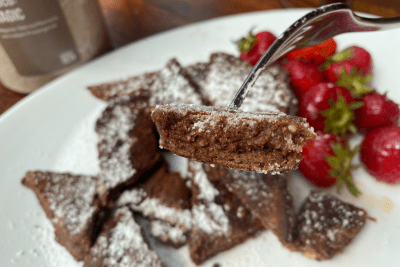 Dieser leckere, flaumige und schokoladige Kaiserschmarrn kommt ganz ohne raffinierten Zucker und Mehl aus und liefert dir das besondere Nährstoffplus aus choco:MAGIC für deine Zellreinigung.