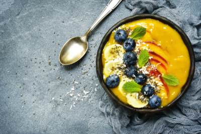 Fruchtig leckere keen:MIND Mango-Bananen-Bowl mit dem besonderen Nährstoffplus für Fokus und mentale Stärke.