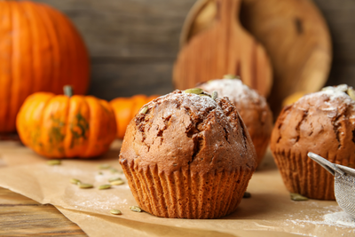 Super leckere Kürbismuffins mit JOY NATURALS dattel:ZUCKER aus 100% Bio Dattelpulver gesüßt, plus einer extra Portion Vitamine aus kids-fit:CACAO "Affenstark für die ganze Familie"