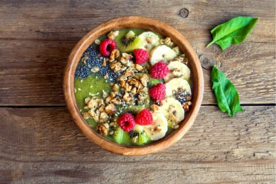 Diese Beauty-Smoothie Bowl schmeckt nicht nur super lecker, sondern versorgt mit dem besonderen und nachhaltig wirkenden Beauty-Nährstoffplus.