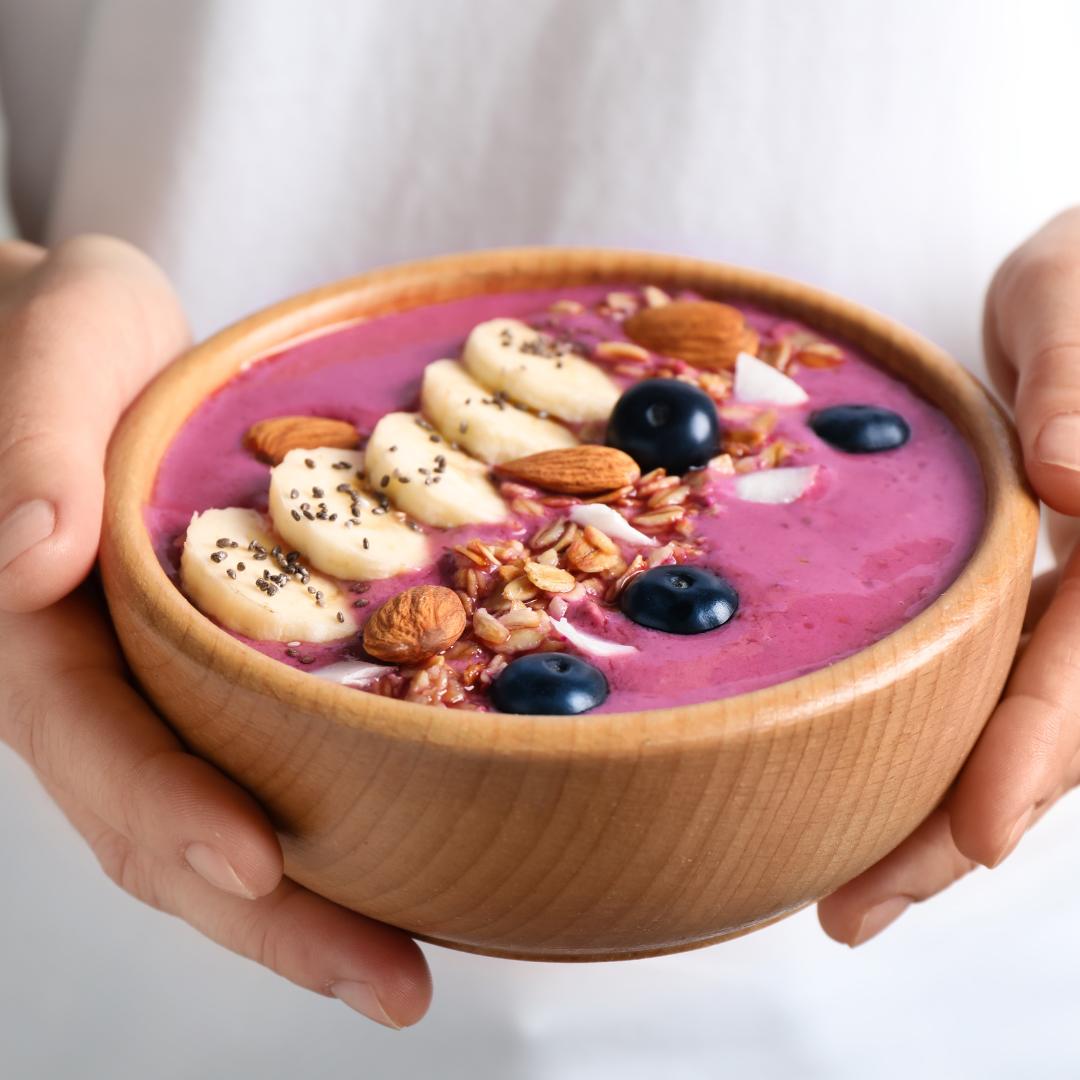 Erfrischende Erdmandel-Protein-Smoothie Bowl Himbeer-Kokos