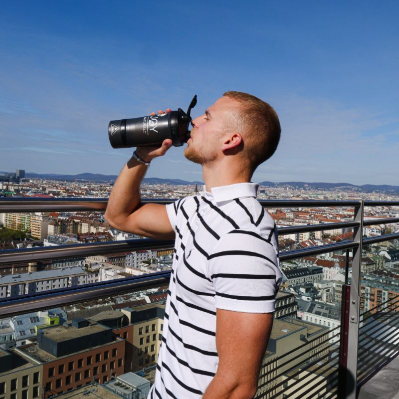 Ein nährstoffreicher Shake, praktisch zum Mitnehmen für Unterwegs.