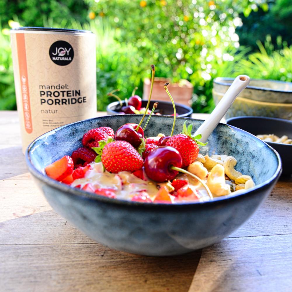 Proteinreiches Mandelporridge mit frischen Früchten